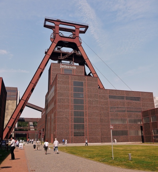 File:Zeche-Zollverein-a21874992.jpg